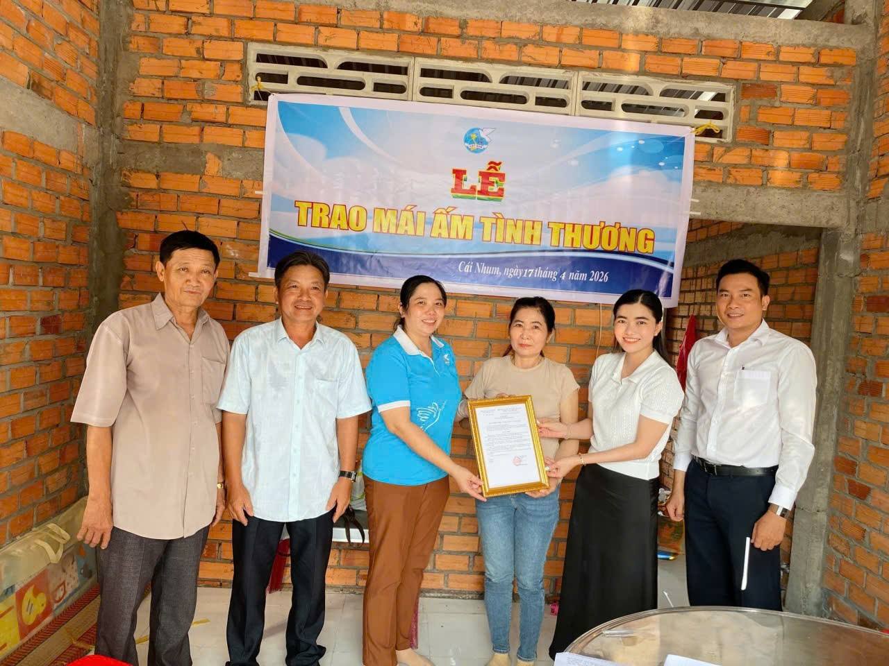 “Hội LHPN xã Cái Nhum trao tặng ‘Mái ấm tình thương’ cho hội viên phụ nữ có hoàn cảnh khó khăn”