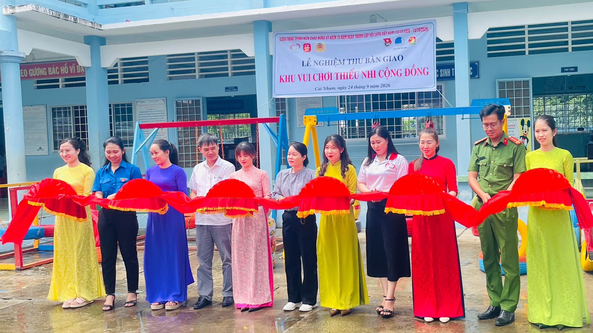 Bàn giao khu vui chơi thiếu nhi cộng đồng từ lốp xe_ Tuổi trẻ Cái Nhum chung tay mang “Sân chơi xanh” đến với thiếu nhi
