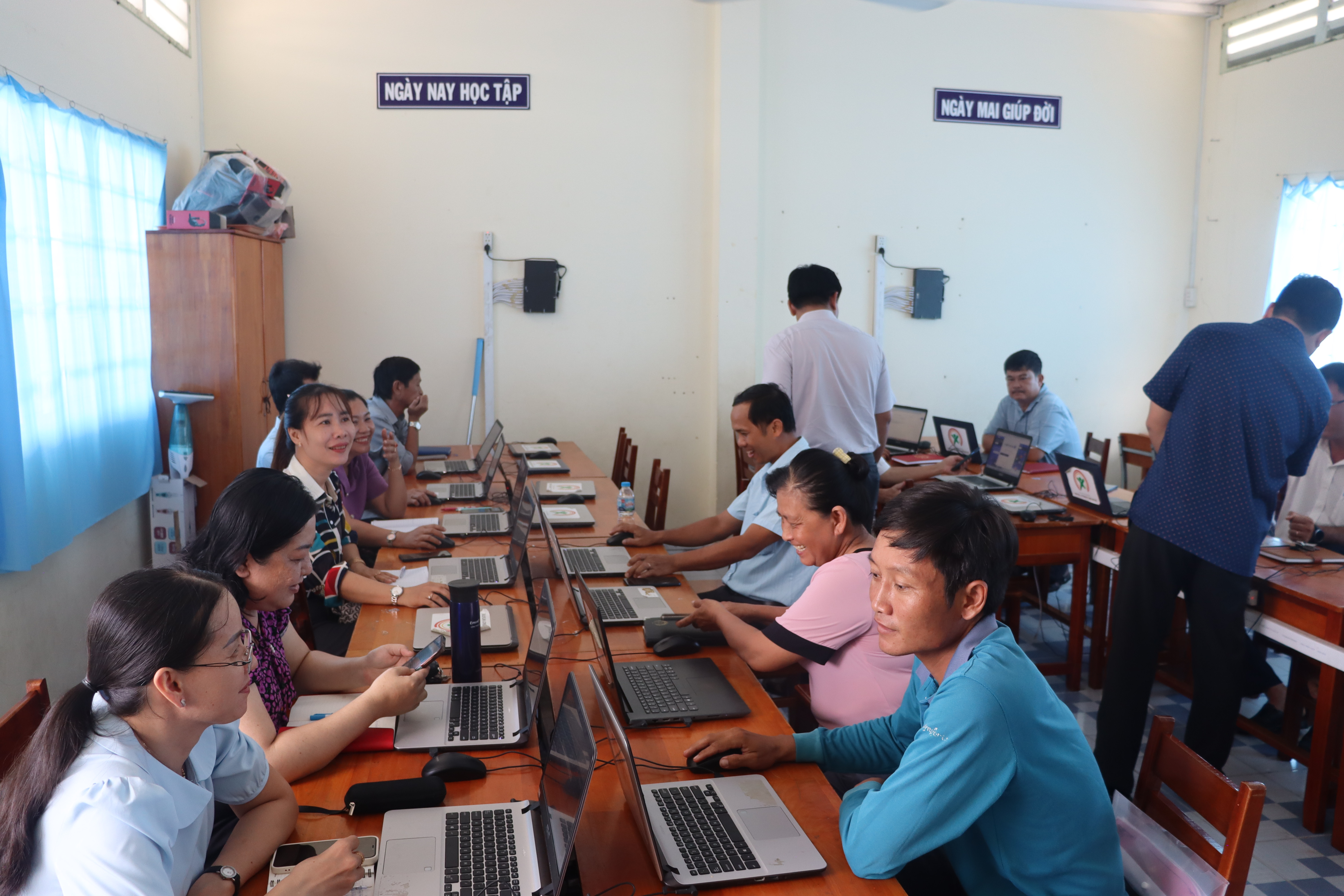Chuyển đổi số trong công tác Đảng: Cái Nhum triển khai thu, nộp 
đảng phí điện tử
