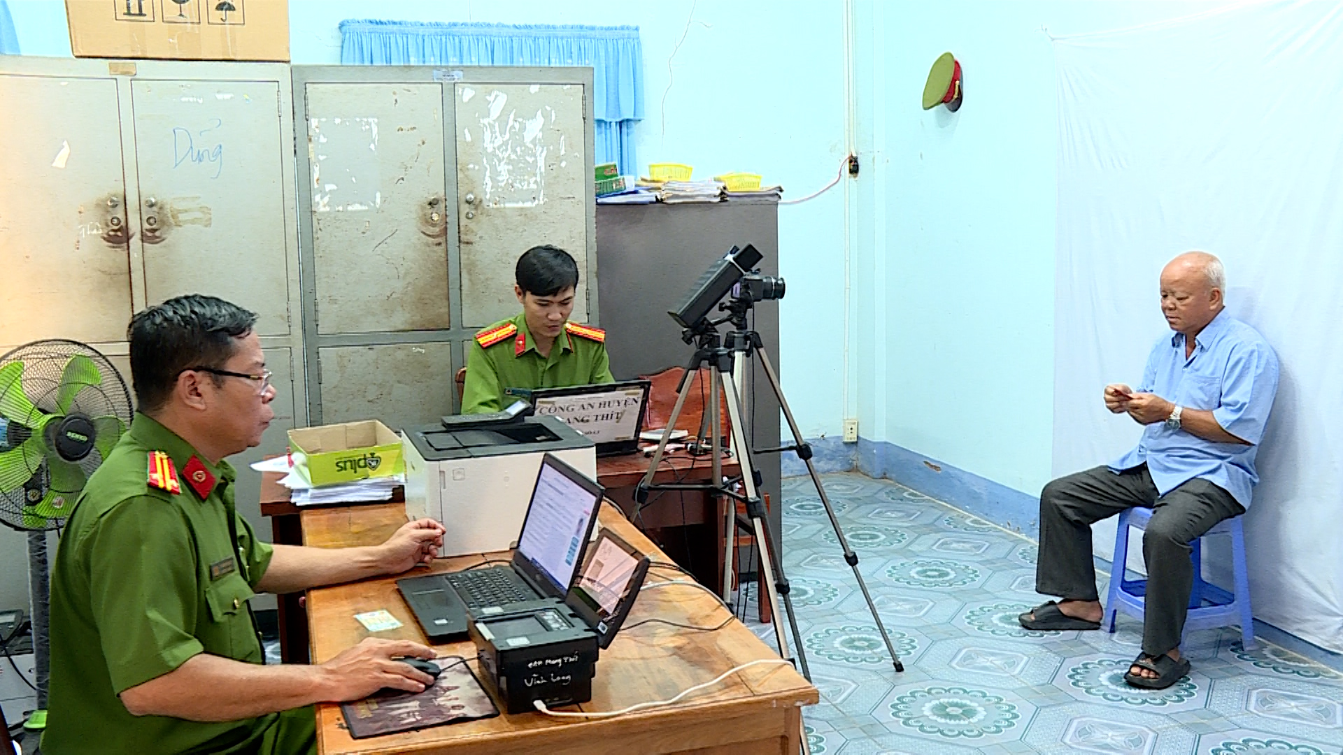 Xã Cái Nhum tổ chức đổi thẻ đảng viên mới cho tất cả đảng viên sau khi sáp nhập chính quyền địa phương 2 cấp