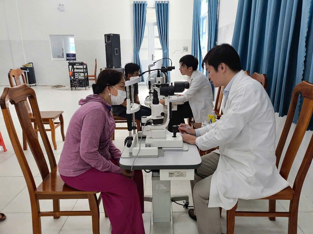 Hơn 350 người dân được thăm khám mắt_ Nghĩa tình đông đầy ở xã Cái Nhum
			

