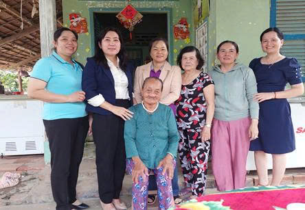 Phối hợp cùng hội liên hiệp phụ nữ tỉnh Vĩnh long thăm hỏi, tặng quà mẹ Việt nam anh hùng