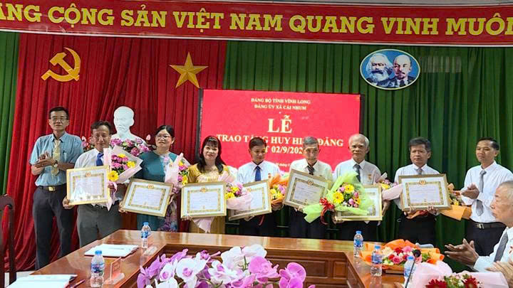 Trao Huy hiệu Đảng nhân dịp 2/9/2025 cho Đảng viên thuộc Đảng bộ xã Cái Nhum