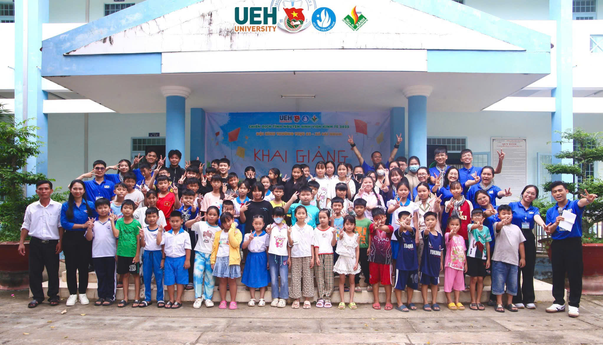 Sinh viên UHTEC khai giảng lớp học hè cho học sinh tại xã Cái Nhum
