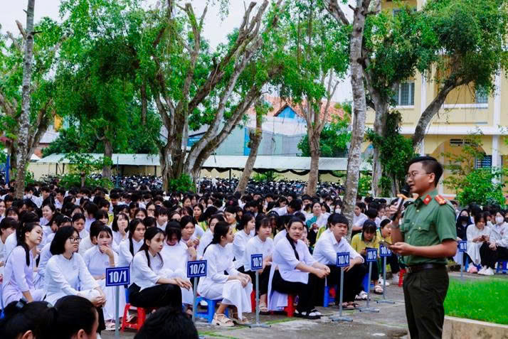 Công an xã Cái Nhum tổ chức tuyên truyền kiến thức pháp luật về trật tự an toàn giao thông, phòng chống ma túy và an ninh mạng cho học sinh Trường trung học phổ thông Mang Thít