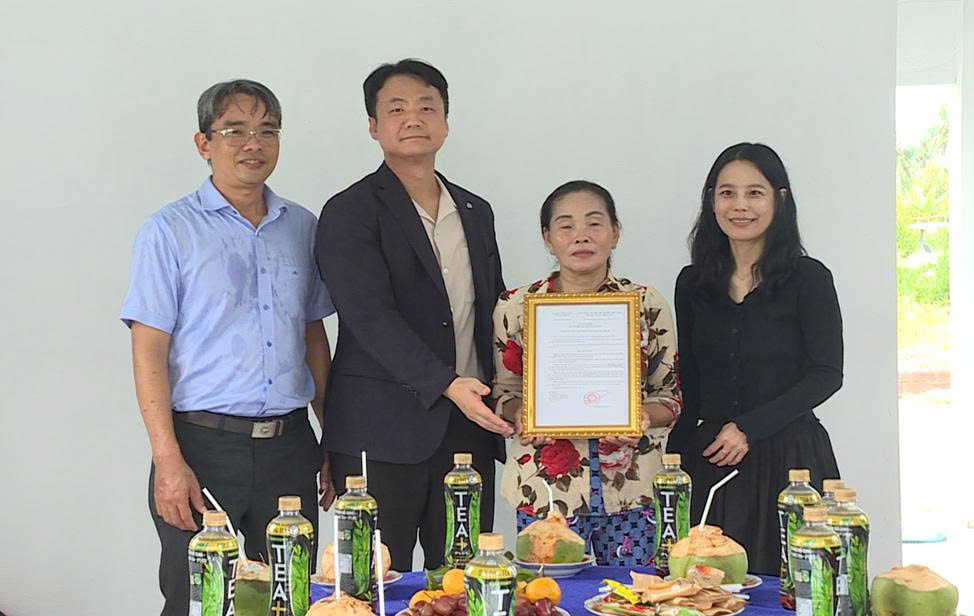 Trường Đại học YONSEN- Hàn Quốc trao nhà Đại đoàn kết tại ấp Thanh Thủy, xã Cái Nhum