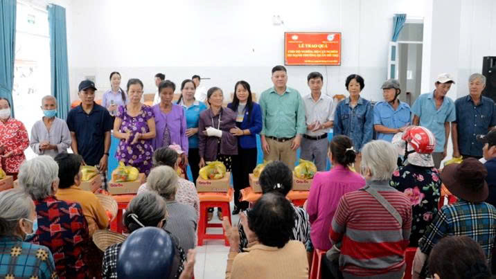 Xã Cái Nhum Chung tay sẻ chia – Trao quà đến hộ nghèo, hộ cận nghèo, hộ có hoàn cảnh khó khăn trên địa bàn xã