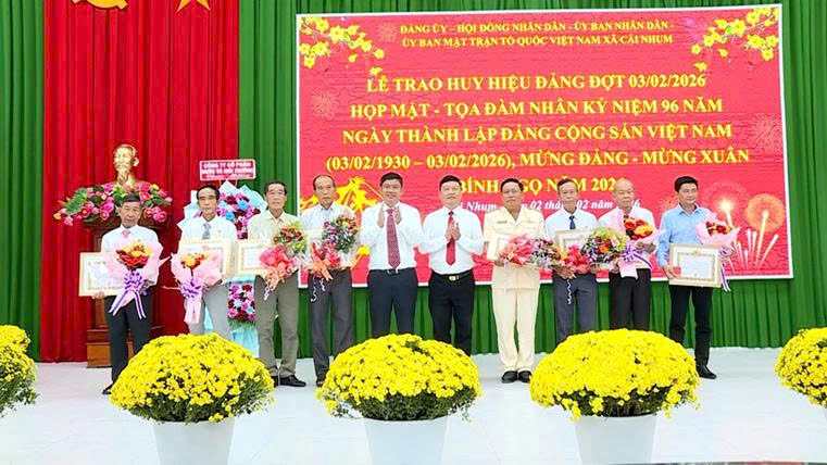 Xã Cái Nhum tổ chức Lễ trao Huy hiệu Đảng đợt 03/02 và họp mặt, tọa đàm mừng Đảng, mừng Xuân Bính Ngọ năm 2026