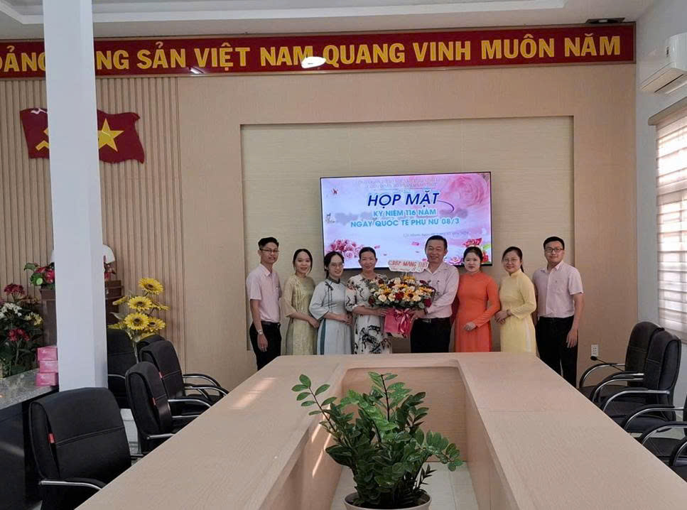 Công đoàn bộ phận phòng giao dịch Ngân hàng chính sách xã hội Mang Thít tổ chức họp mặt kỹ niệm ngày quốc tế 8/3