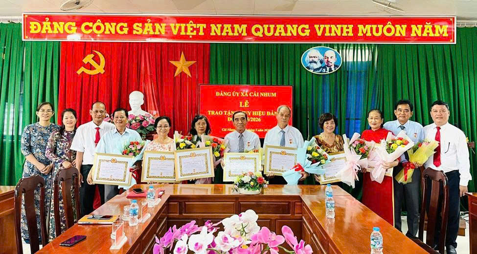 “Sắt Son Niềm Tin Với Đảng – Vinh Danh Những Đảng Viên Tiêu Biểu Trong Lễ Trao Tặng Huy Hiệu Đảng Đợt 19/5”