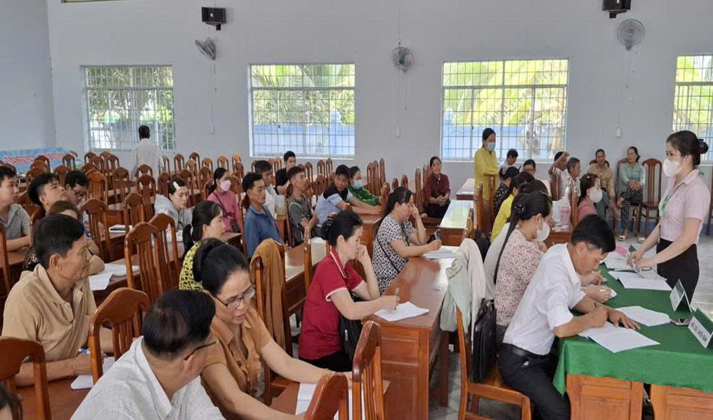 Phòng giao dịch ngân hàng Chính sách xã hội Mang Thít phối hợp triển khai công tác tín dụng chính sách trên địa bàn xã Cái Nhum