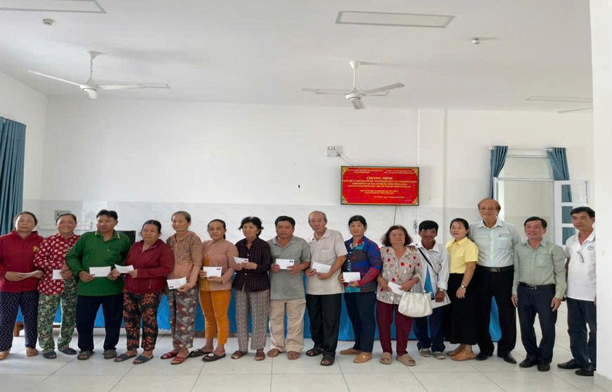 Nghĩa cử đẹp vì cộng đồng: Trao 110 phần quà cho người mù và người khuyết tật xã Cái Nhum